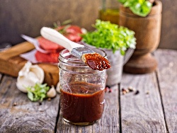 Барбекю сос за скара с лук, чесън, кетчуп, горчица и уорчестър - снимка на рецептата